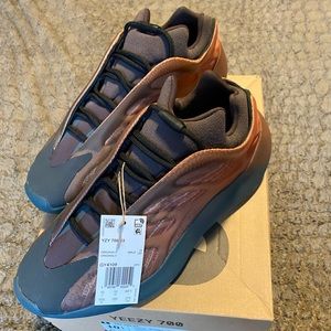 Brand new Yeezy 700 Copper Fade